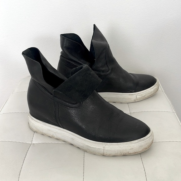 J Slides NYC Womens Size 7.5 Black Leather Hidden Wedge Sneakers - Picture 1 of 6